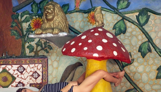 Kiss Me: A Colombian motel for an hour where you can play any role-playing game