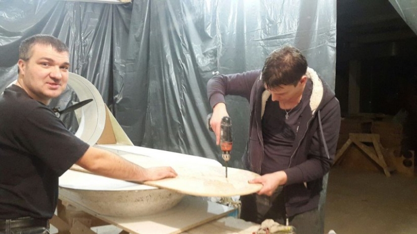 Krasnoyarets finishes assembling a Russian hoverboard in his father's garage Krasnoyarets finishes assembling a Russian hoverboard in his father's garage