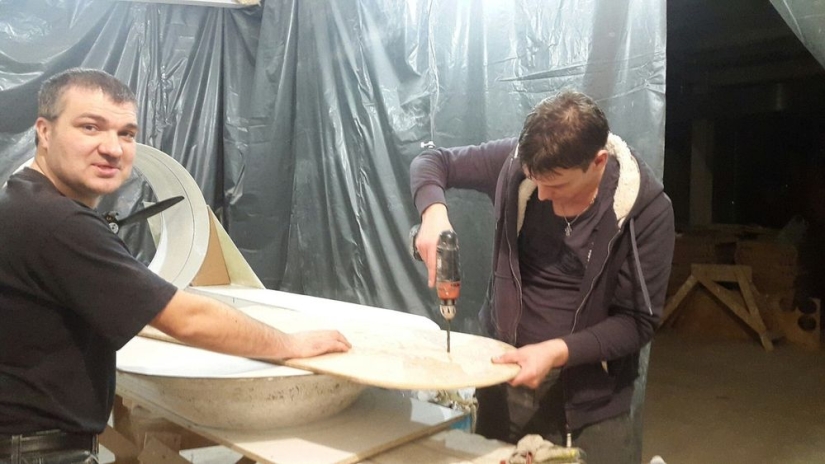 Krasnoyarets finishes assembling a Russian hoverboard in his father's garage Krasnoyarets finishes assembling a Russian hoverboard in his father's garage