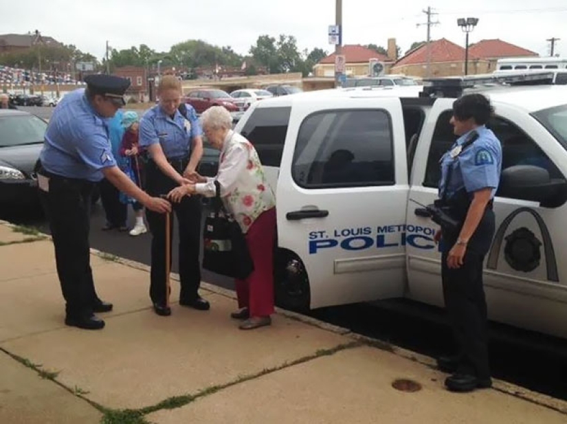 la abuela de 102 años fue arrestada para que tachara el artículo "Para ser arrestada" de la lista de deseos