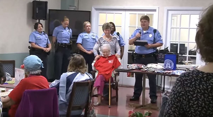 la abuela de 102 años fue arrestada para que tachara el artículo "Para ser arrestada" de la lista de deseos