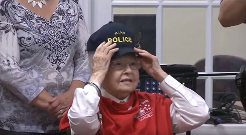 la abuela de 102 años fue arrestada para que tachara el artículo "Para ser arrestada" de la lista de deseos