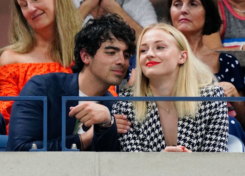 La actriz Sophie Turner y su esposo, el músico Joe Jonas, se convertirán en padres por primera vez