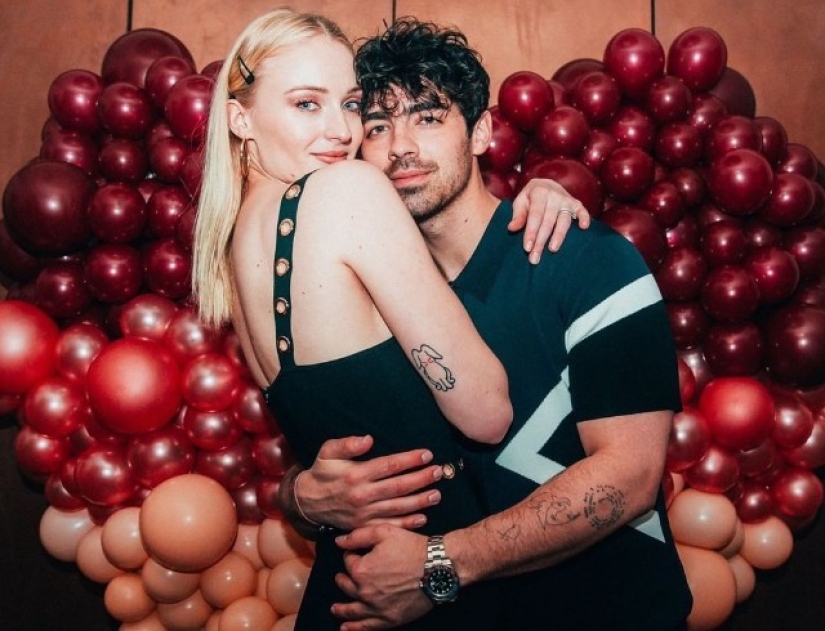 La actriz Sophie Turner y su esposo, el músico Joe Jonas, se convertirán en padres por primera vez