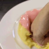 La artista Mar Cuervo y su extraño placer por destruir postres