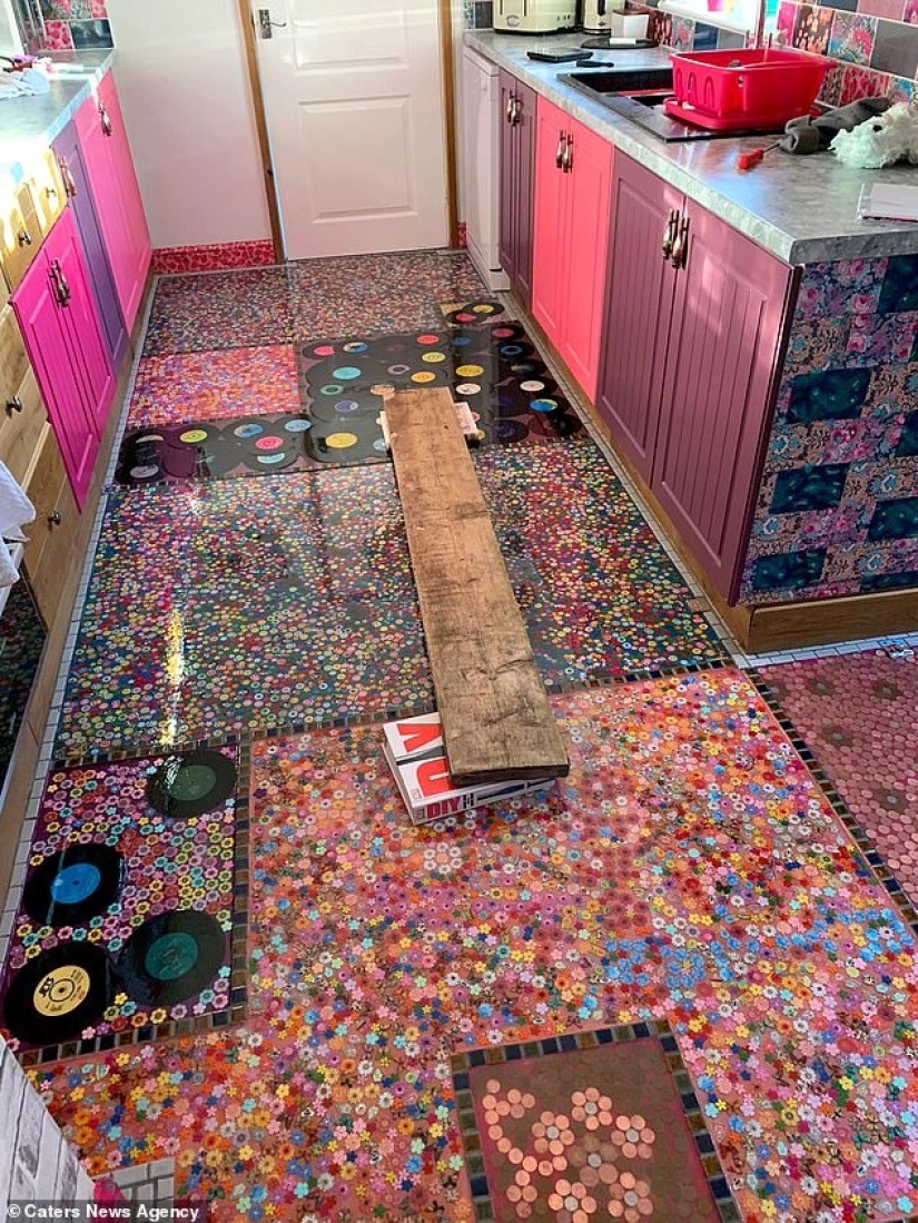 La canción está cantada: una mujer vengó a su esposo por traición al tender el piso con sus discos coleccionables