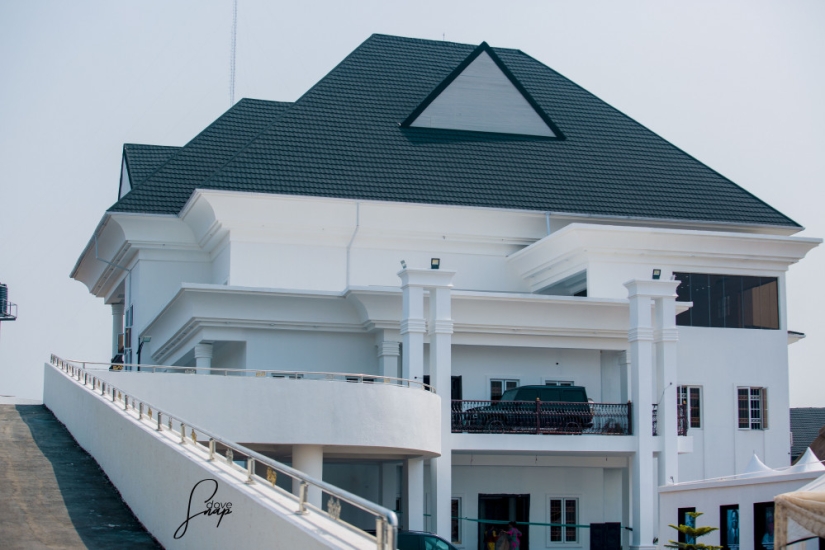 La casa que construyó Emenike: fotos del coro del ex jugador de fútbol Spartak aparecieron en la web La casa que construyó Emenike: fotos del coro del ex jugador de fútbol Spartak aparecieron en la web