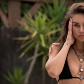 La chica del bronceado asesino Manuela Brit