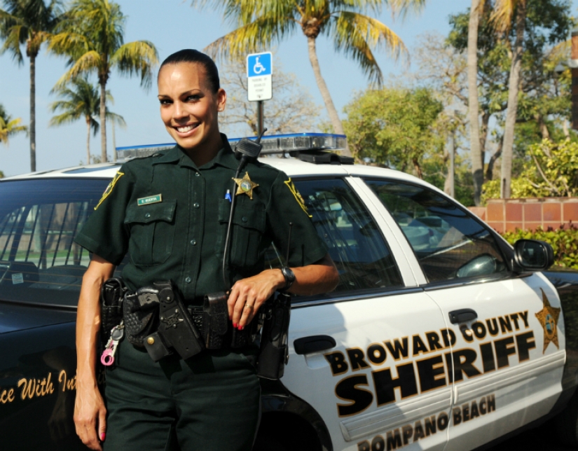 La detención de mí ahora! El más lindo de mujeres oficiales de policía de todo el mundo La detención de mí ahora! El más lindo de mujeres oficiales de policía de todo el mundo