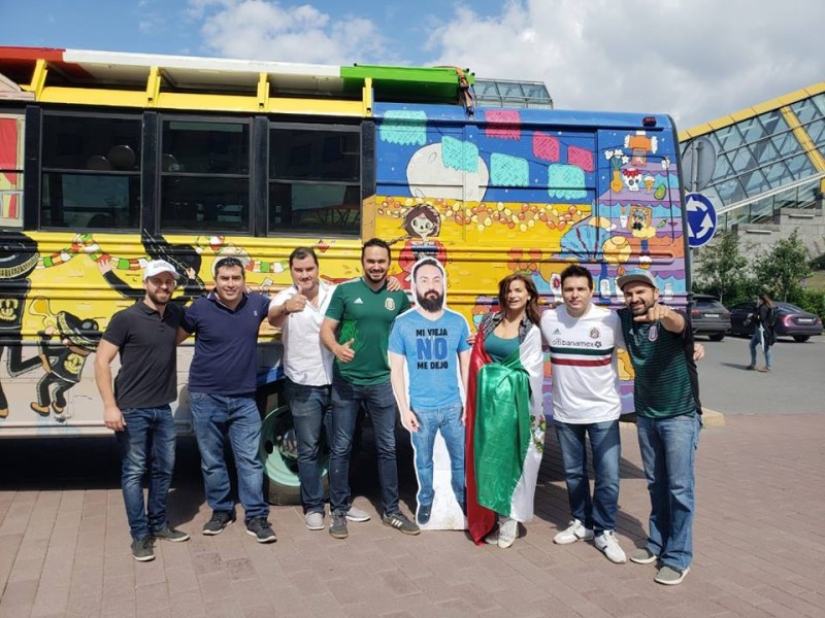 La esposa no dejó que el fanático mexicano fuera al campeonato, por lo que los amigos se llevaron su copia de cartón a Rusia