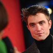 La estrella de 'Crepúsculo' Robert Pattinson hace su primera aparición en la alfombra roja con su novia