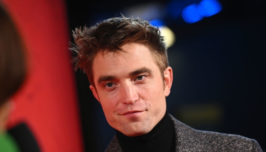 La estrella de 'Crepúsculo' Robert Pattinson hace su primera aparición en la alfombra roja con su novia