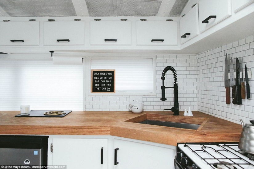 "La familia solo se ha fortalecido": los padres con muchos hijos han convertido un viejo autobús escolar en una elegante casa móvil