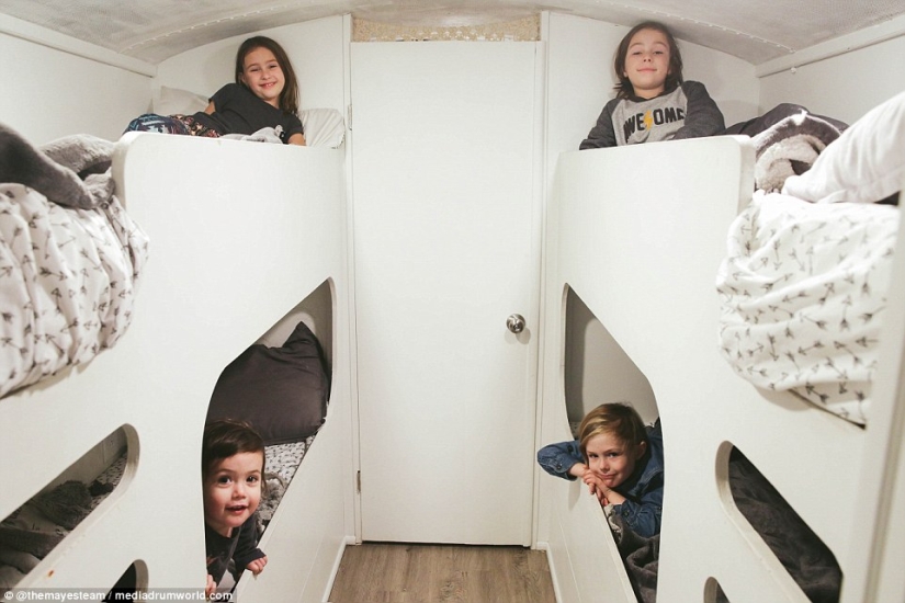 "La familia solo se ha fortalecido": los padres con muchos hijos han convertido un viejo autobús escolar en una elegante casa móvil