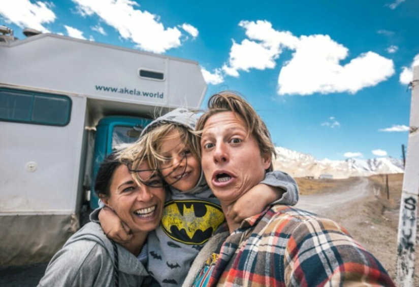 La familia vendió todo y se fue en un viaje en el camión viejo