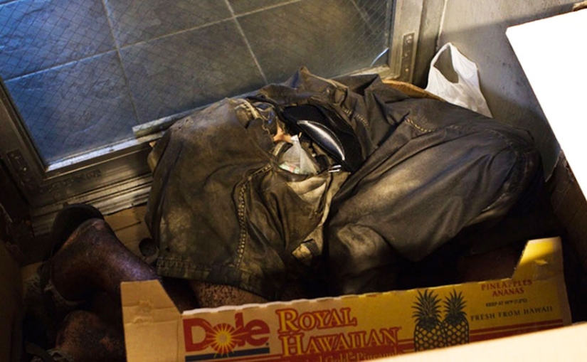 La fotógrafa tomó fotos de personas sin hogar durante diez años, y luego conoció a su padre entre ellos