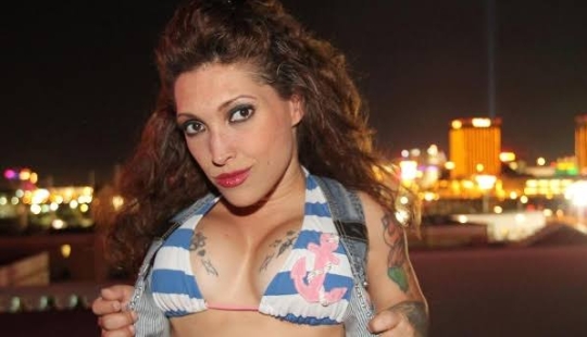 La gran venganza de una mujercita: una estrella porno enana cortó a su novio La gran venganza de una mujercita: una estrella porno enana cortó a su novio