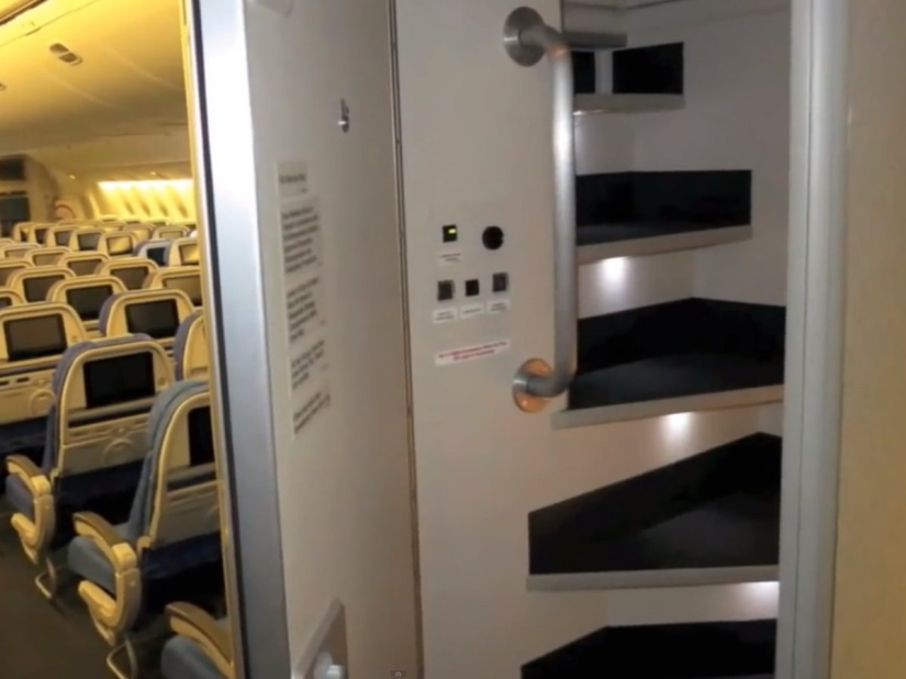 La habitación secreta en el "Boeing"de pasajeros La habitación secreta en el "Boeing"de pasajeros