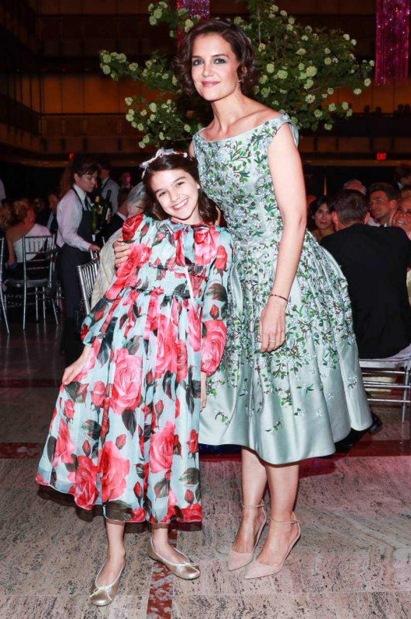 La hija de Tom Cruise y Katie Holmes se convierte en una joven belleza