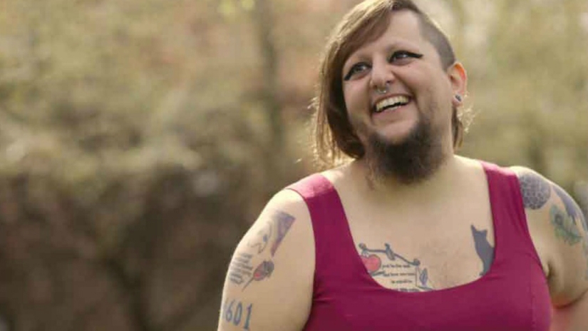 La historia de amor de una mujer barbuda y un satanista que se casaron gracias a las redes sociales