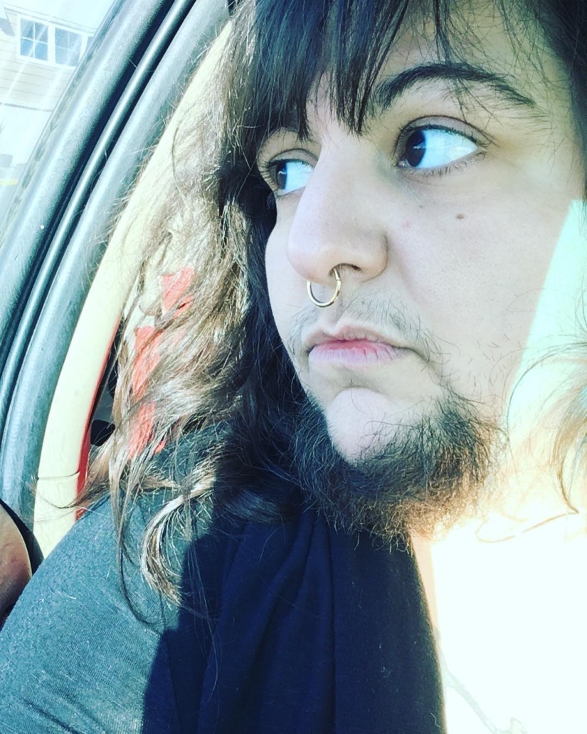 La historia de amor de una mujer barbuda y un satanista que se casaron gracias a las redes sociales
