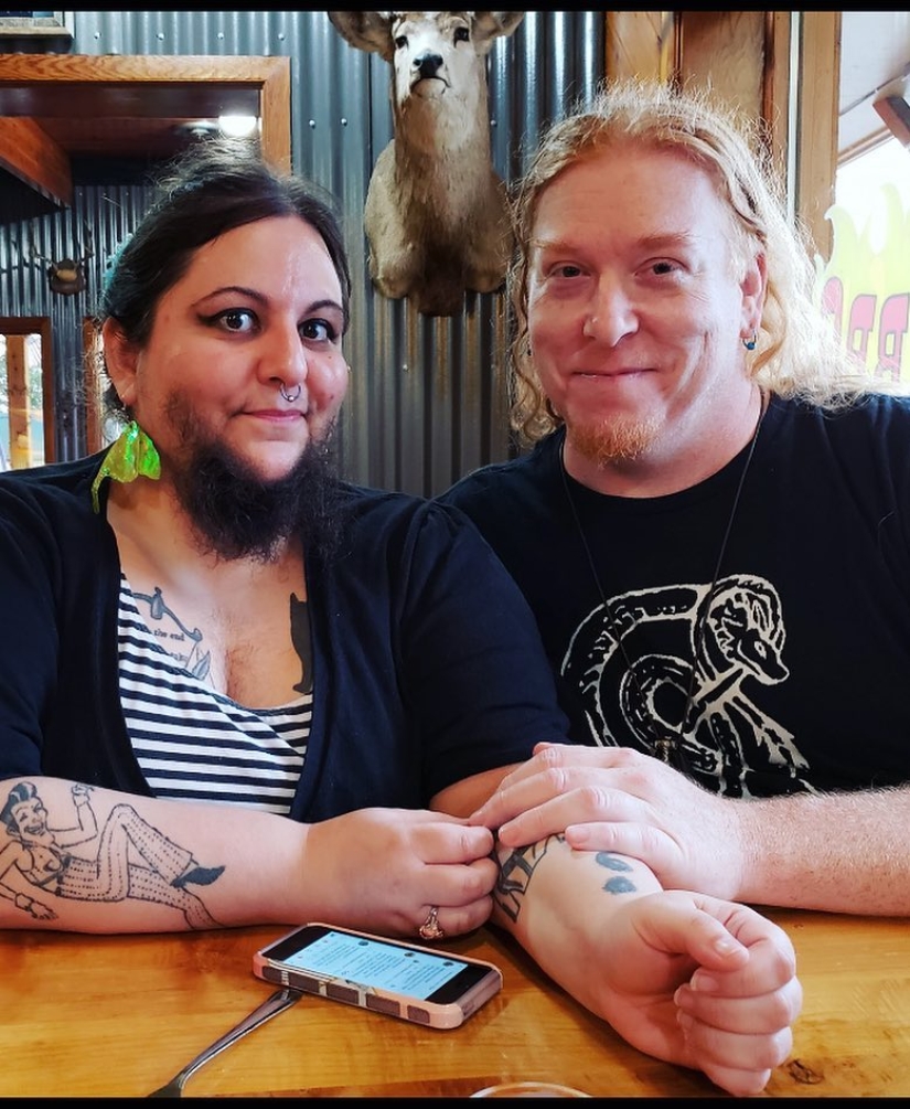 La historia de amor de una mujer barbuda y un satanista que se casaron gracias a las redes sociales