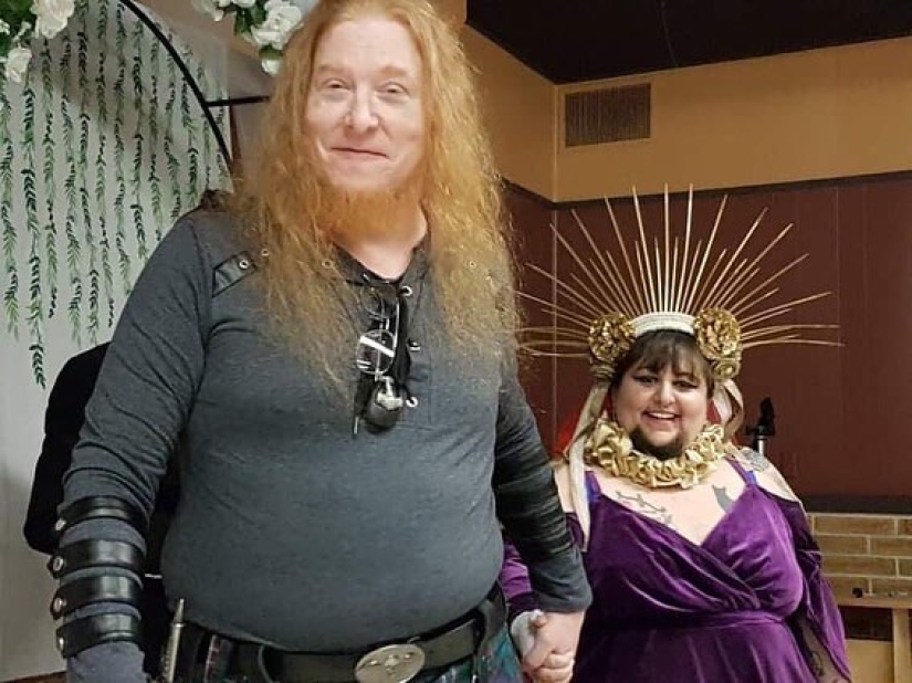 La historia de amor de una mujer barbuda y un satanista que se casaron gracias a las redes sociales