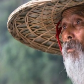 La historia de un entrenador de una cueva tailandesa que enseñó a los niños a meditar y así los salvó