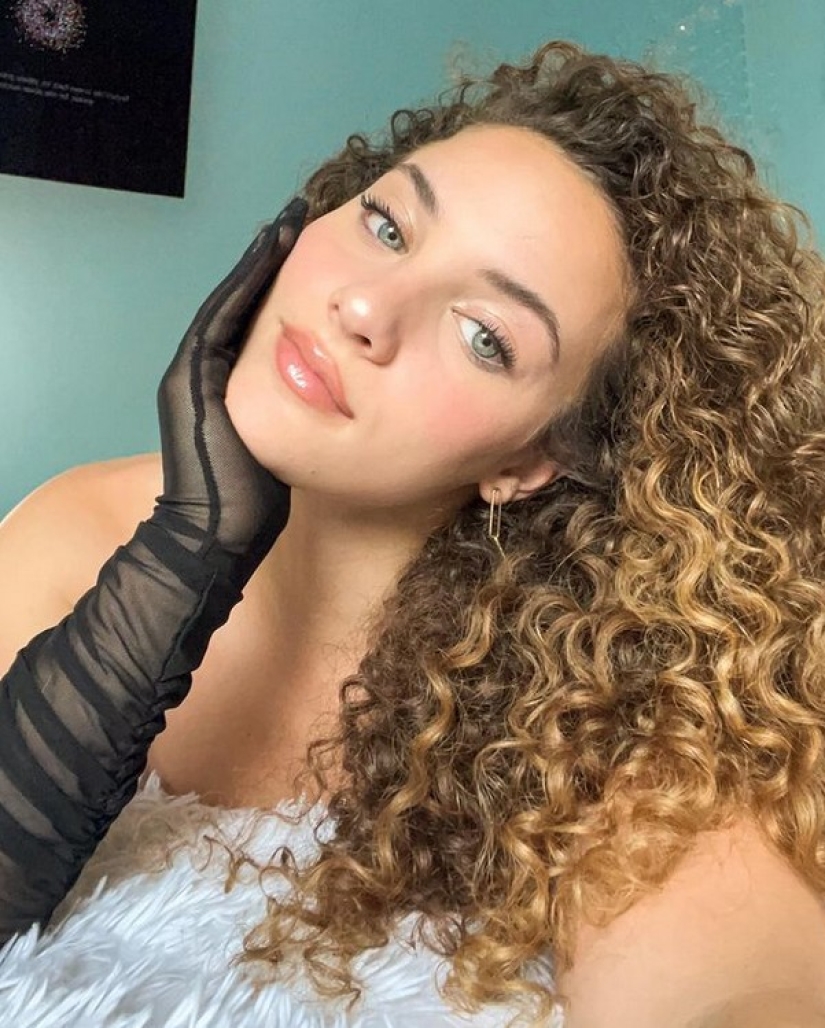 La joven gimnasta Sophie Dossi, sorprendiendo con su flexibilidad