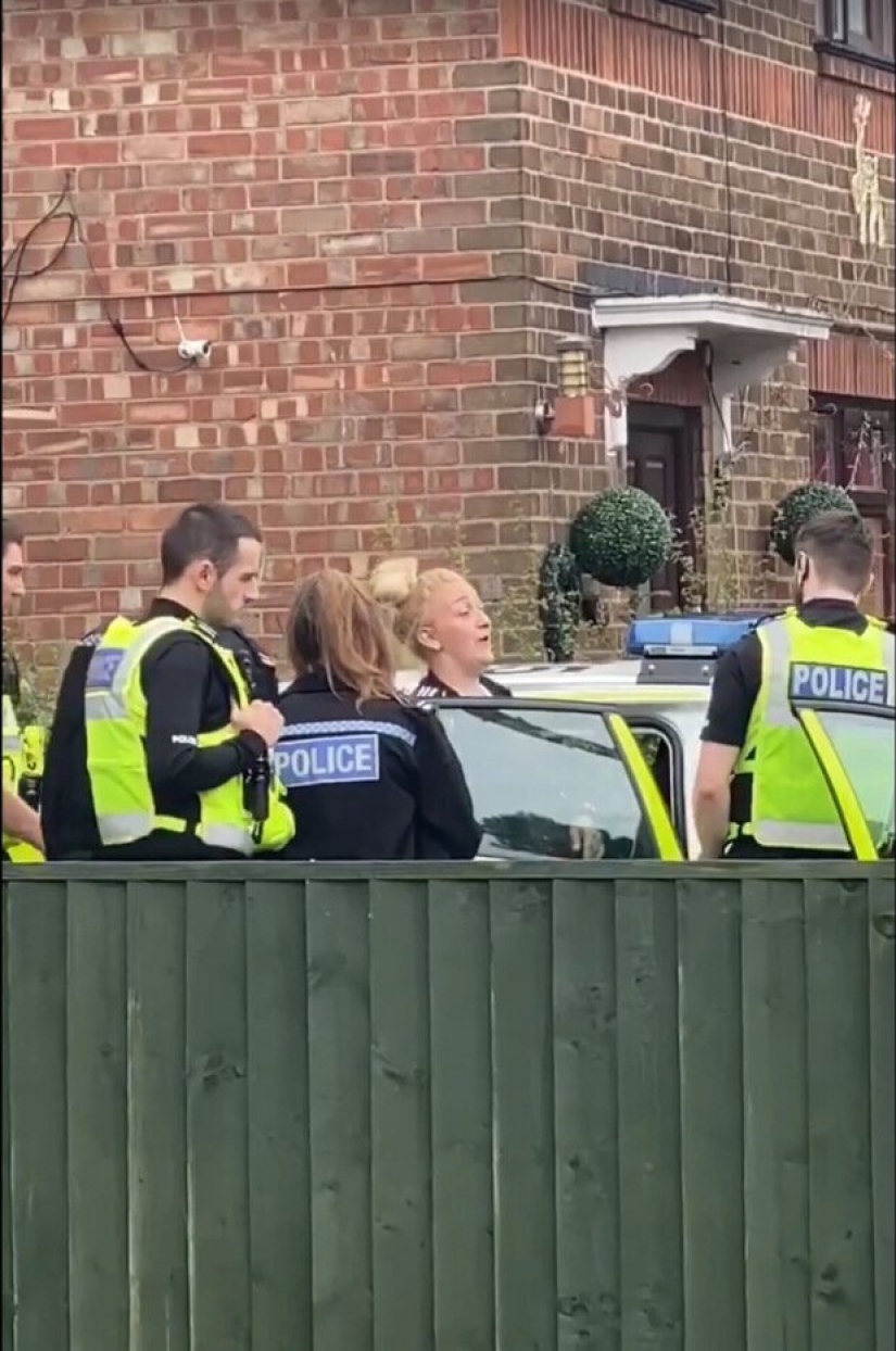 La madre de cinco hijos, que recaudó fondos para la cirugía de su hijo, los gastó en un nuevo seno La madre de cinco hijos, que recaudó fondos para la cirugía de su hijo, los gastó en un nuevo seno