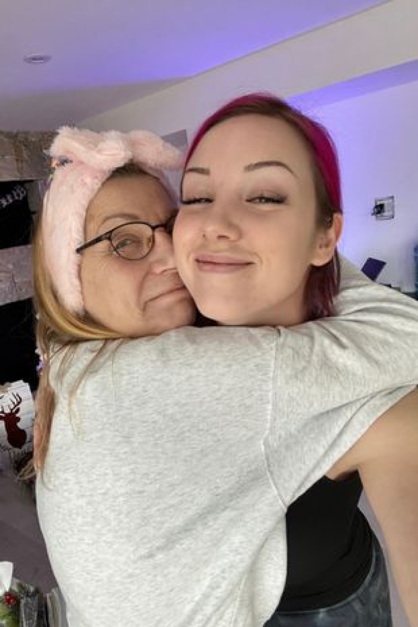 La madre pagó el aumento de senos de su hija para poder ganar OnlyFans La madre pagó el aumento de senos de su hija para poder ganar OnlyFans