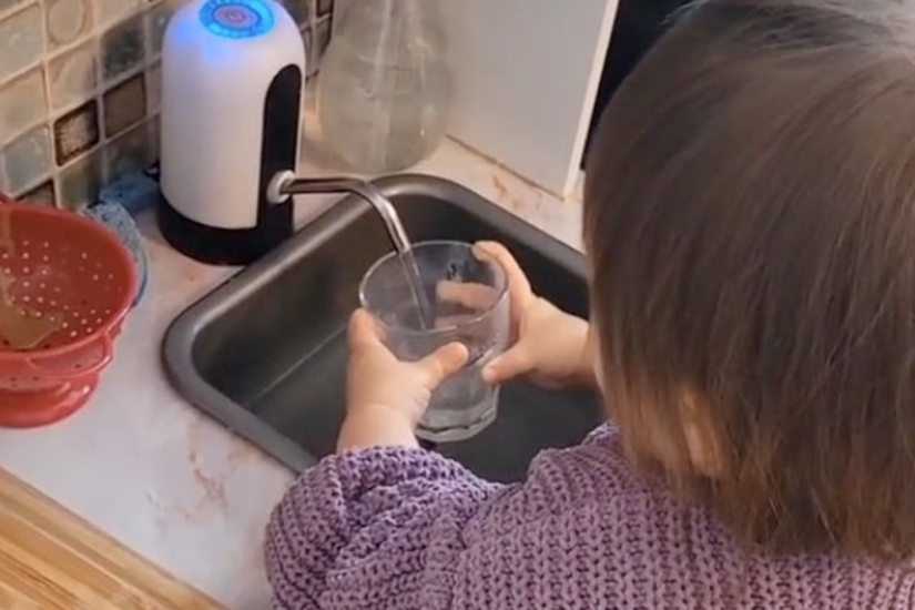 La madre permite que la hija de 1,5 años cocine alimentos y los coloca en un Tick-Tok