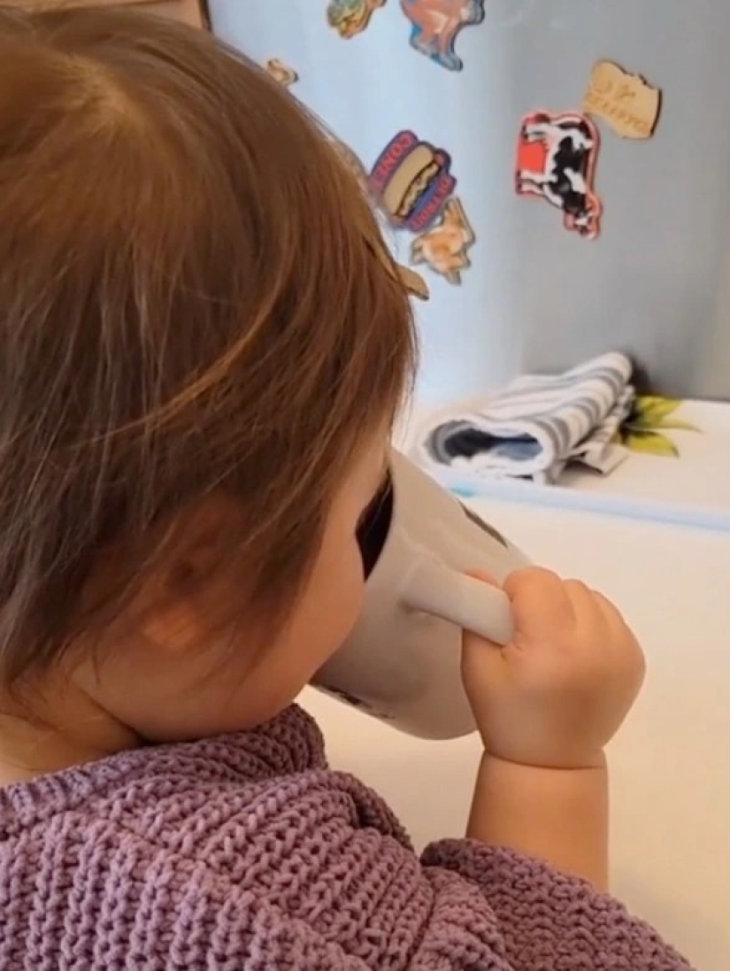 La madre permite que la hija de 1,5 años cocine alimentos y los coloca en un Tick-Tok