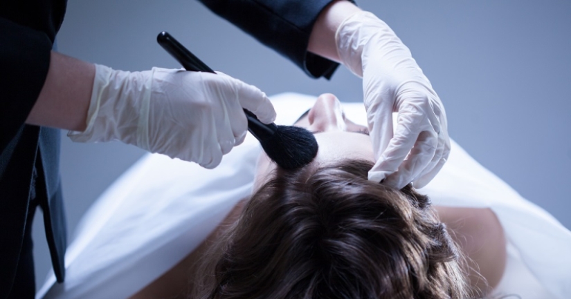 La muerte la había atraído desde la infancia: entrevista con un tanatopráctico — un hombre que hace que los muertos sean hermosos