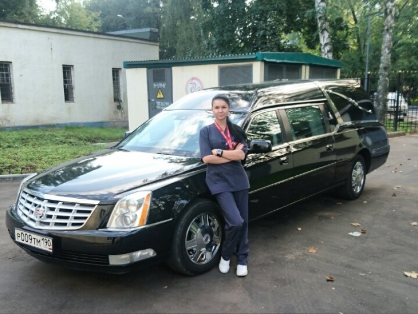 La muerte la había atraído desde la infancia: entrevista con un tanatopráctico — un hombre que hace que los muertos sean hermosos