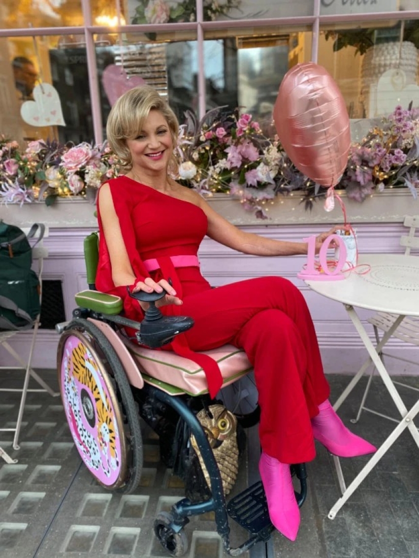 La mujer británica se muda en silla de ruedas, pero continúa viviendo una vida íntima brillante después del accidente