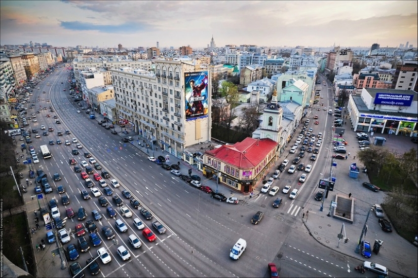 La mujer de relaciones públicas de Moscú dijo que recibir un salario de 3 mil euros significa ser pobre