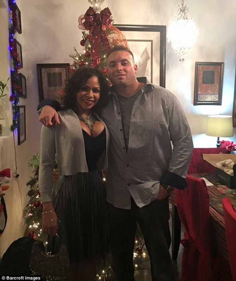 La mujer estadounidense aprieta la cintura a 45 centímetros y no se quita el corsé ni siquiera durante las relaciones sexuales La mujer estadounidense aprieta la cintura a 45 centímetros y no se quita el corsé ni siquiera durante las relaciones sexuales