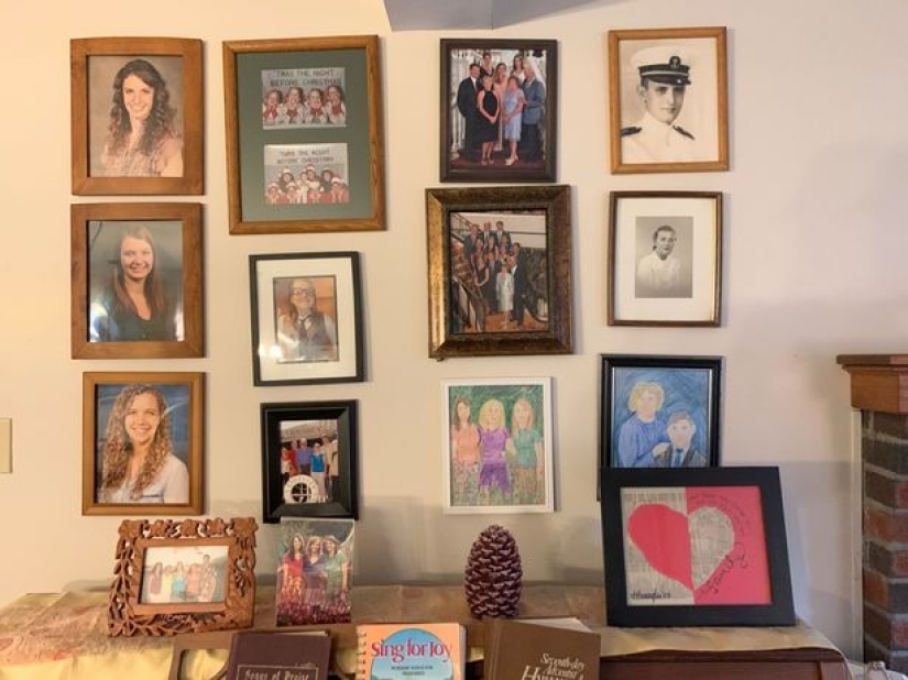 La mujer reemplazó los retratos familiares con dibujos divertidos, y sus padres no notaron la diferencia durante una semana y media