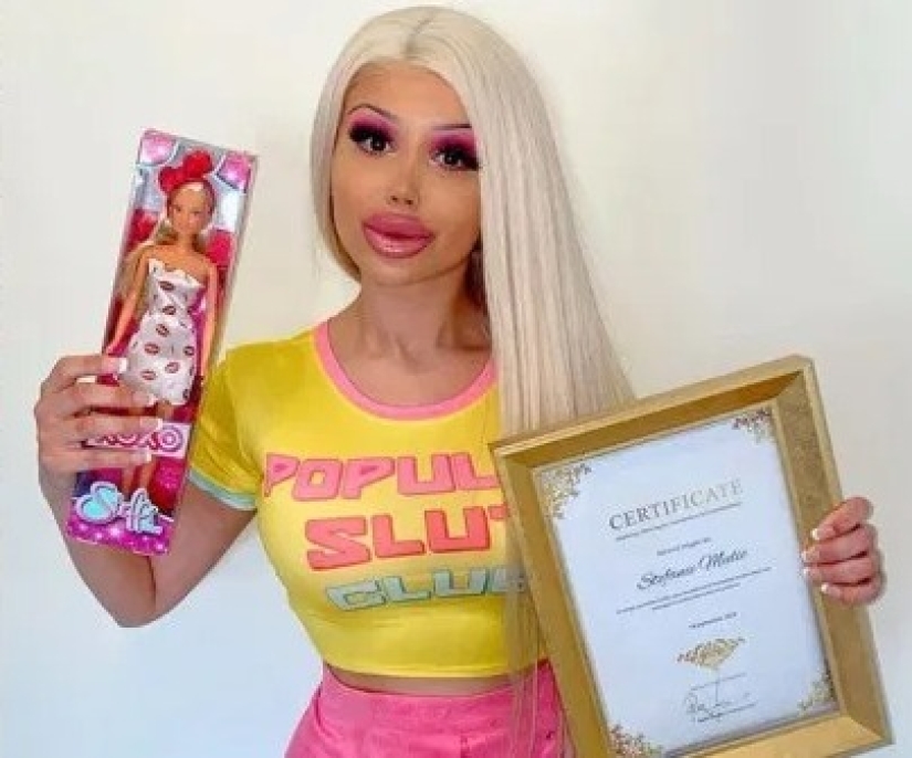 La muñeca Bratz viva durante la cuarentena agranda los labios en casa por sí sola