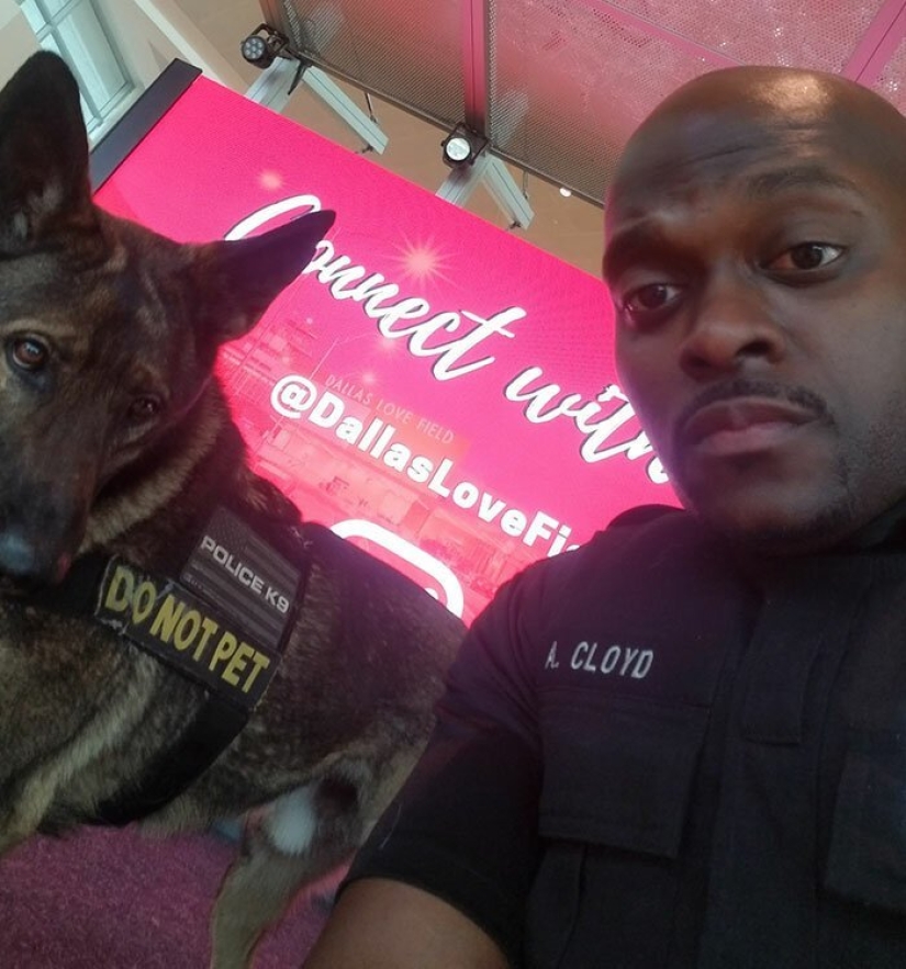 La niña notó cómo un policía en el aeropuerto se toma una selfie con un perro de servicio