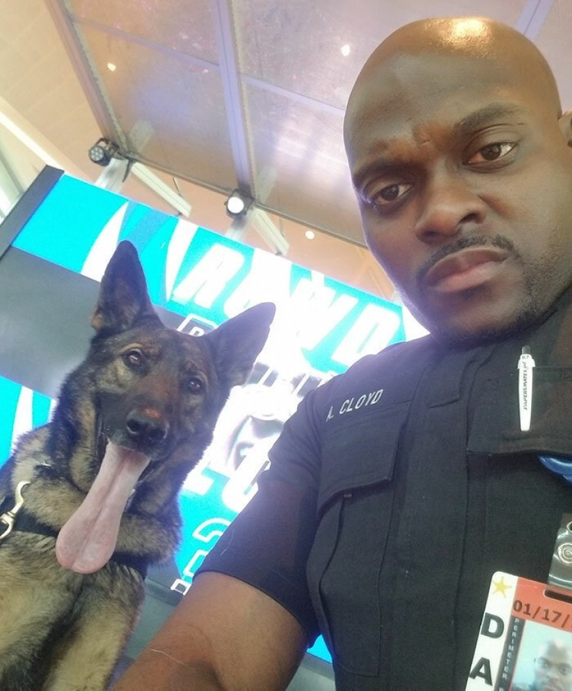 La niña notó cómo un policía en el aeropuerto se toma una selfie con un perro de servicio