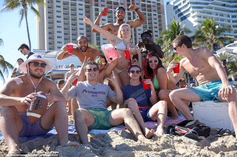 "La primavera está llegando, dar paso a la primavera!": fiestas estudiantiles en Estados Unidos