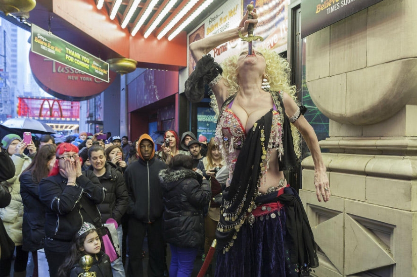 La vida cotidiana de la devoradora de espadas Natasha