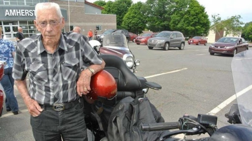 La vida en la carretera: un moño de motociclista centenario viaja por las carreteras de Canadá
