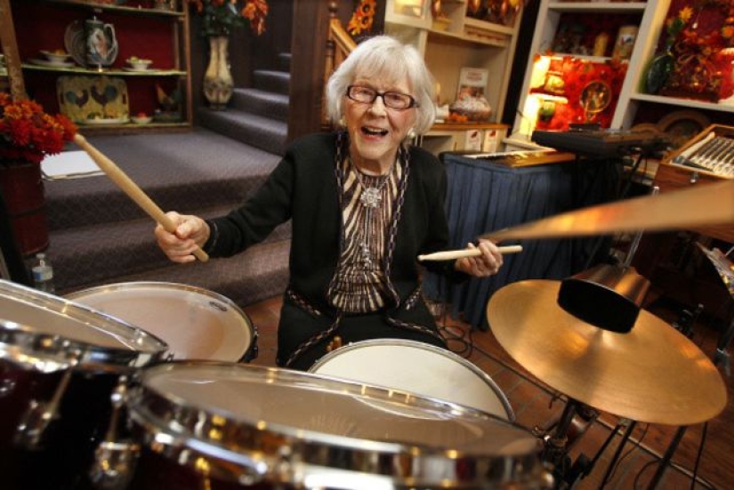La vida en un ritmo incendiario: la primera baterista femenina cumplió 106 años