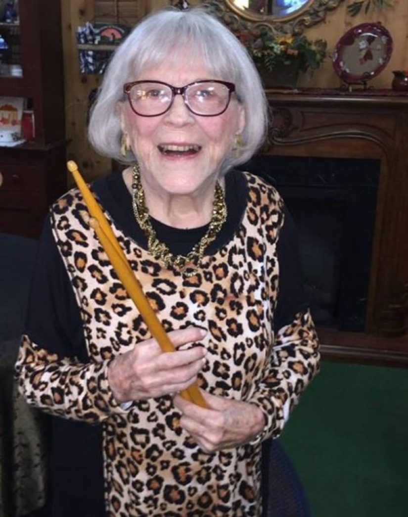 La vida en un ritmo incendiario: la primera baterista femenina cumplió 106 años