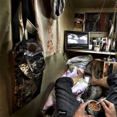 La vida en una Caja: Dentro de los pequeños Apartamentos de Hong Kong