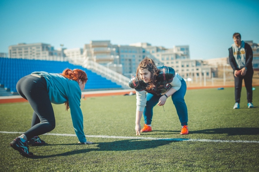 Las chicas del equipo de fútbol americano del Lejano Oriente protagonizaron semidesnudas, pero no estaban satisfechas
