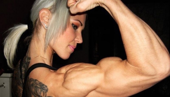 Las chicas más bellas con lucha de brazos: fuerza y gracia en una botella